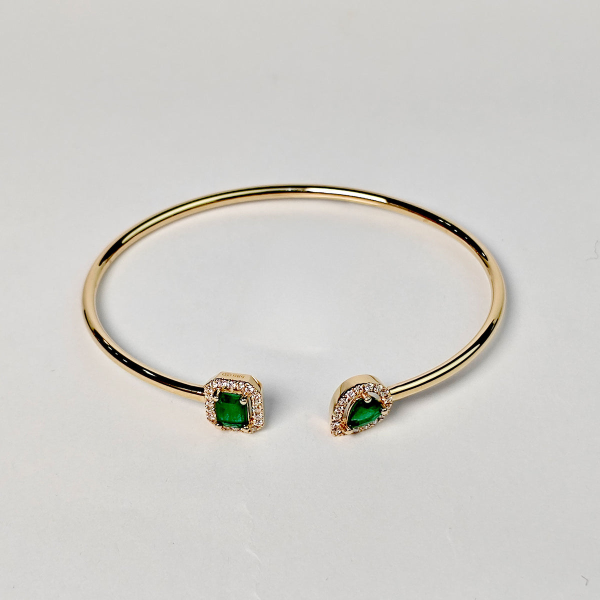 Brazalete Cuadro y Gota De Esmeralda Con Diamantes