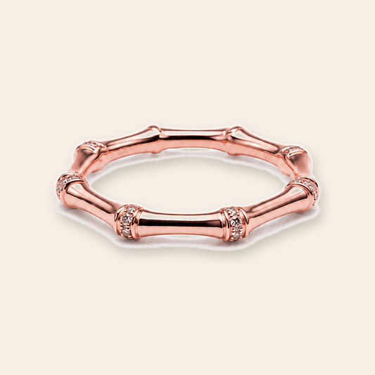 anillo de diamantes bambu fondo crema