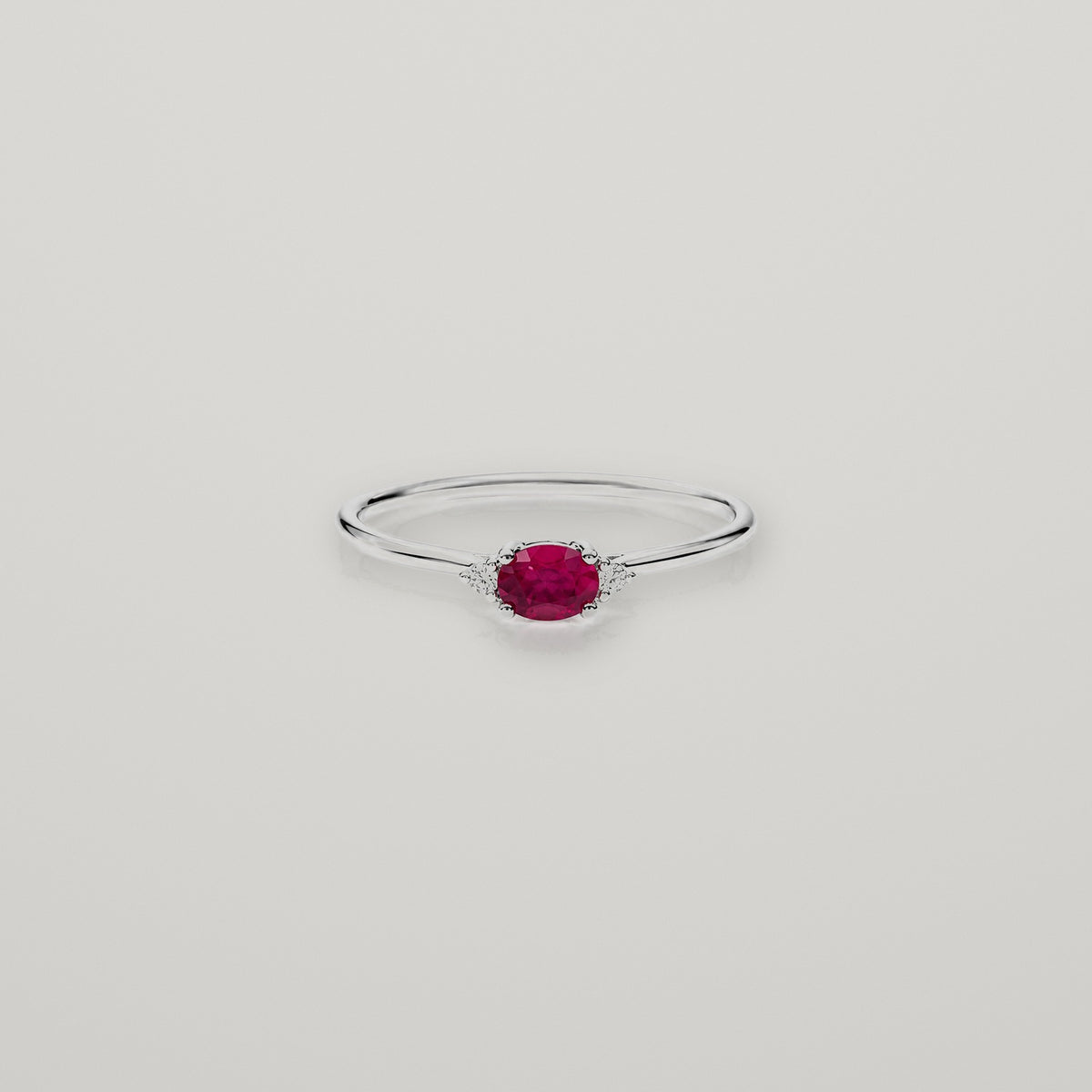 anillo de rubi oval