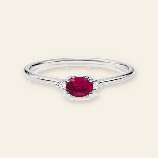 anillo de rubi oval fondo crema